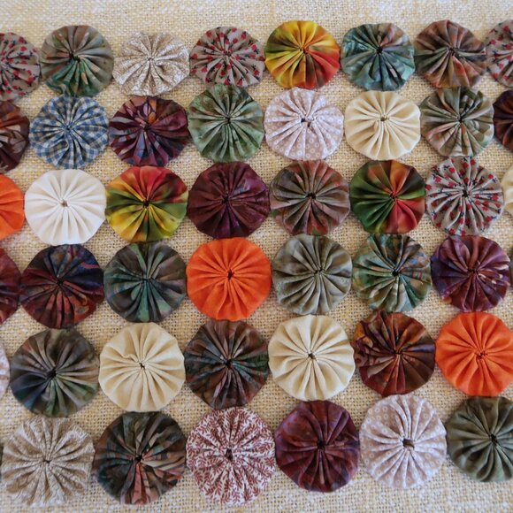 Handcrafted Yo Yo Pinwheel Table Runner 12" x 36" - Picture 4 of 5